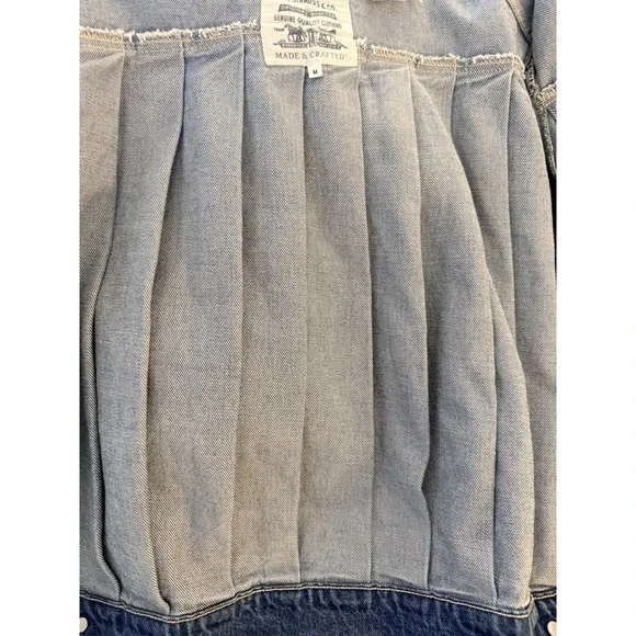 Rare Levi's Denim Jacket Women's Medium Back Pleat Detail Medium Wash